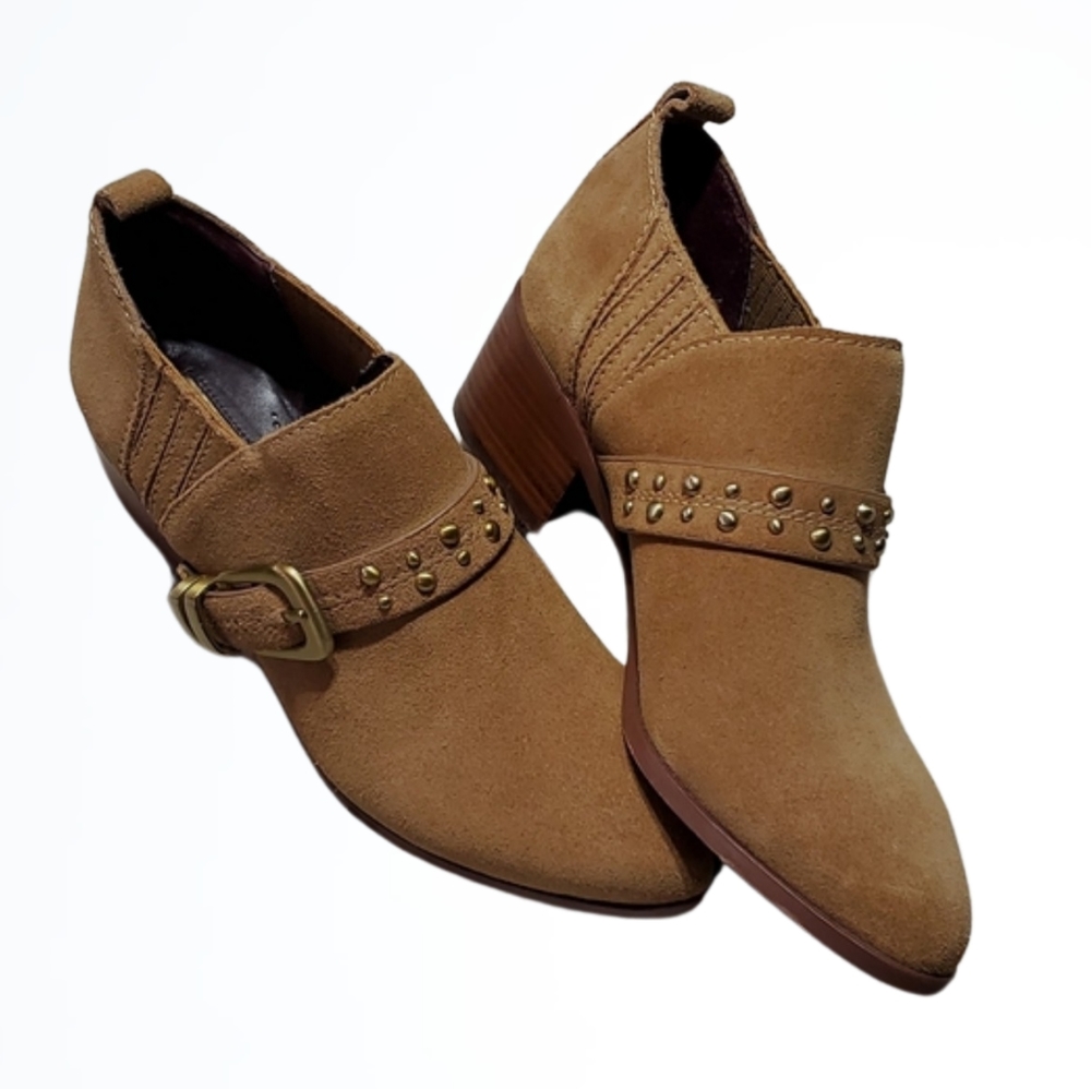 BCBGeneration Tan Beige Leather Heeled Ankle Booties w Gold Tone Details Size 6